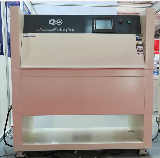 Comment la chambre d'essai de lumière ultraviolette du laboratoire reproduit-elle l'exposition au soleil et à la pluie ?